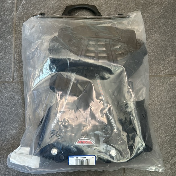 YOUTH Fly Racing Mini Convertible II Roost Guard Black - Picture 2 of 5